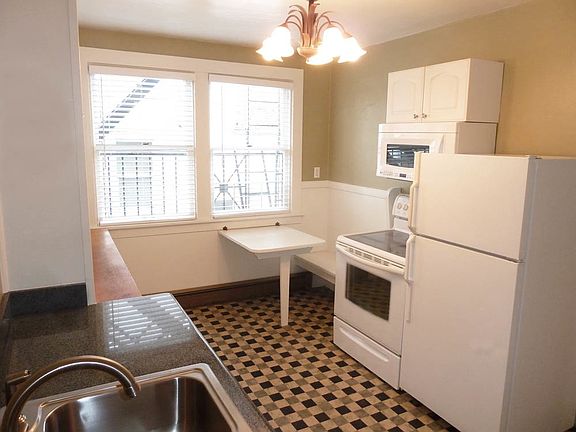 Built-in Breakfast Nook, Glass-Top Range