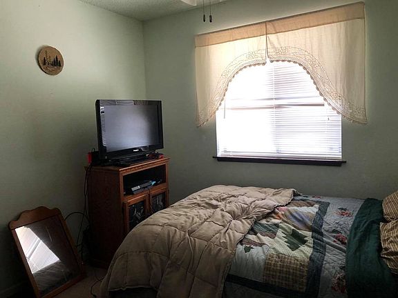3rd image of 813 Meadowlark Ln
