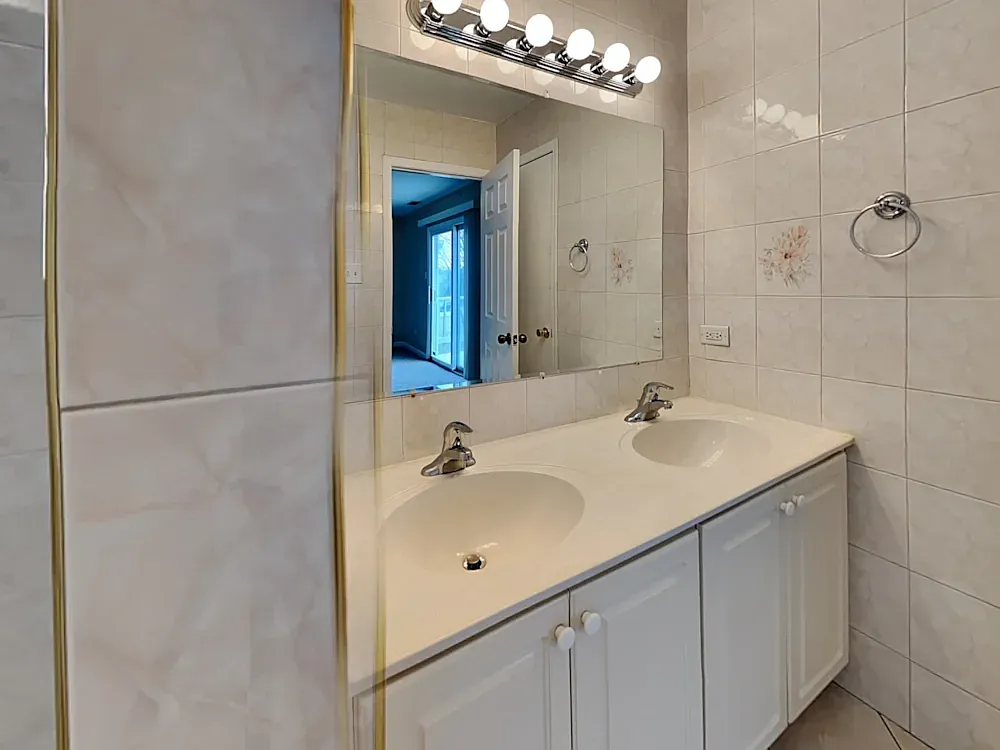 3 bed, 2.5 bath, 2474 sqft, $2,300 — Photo 3