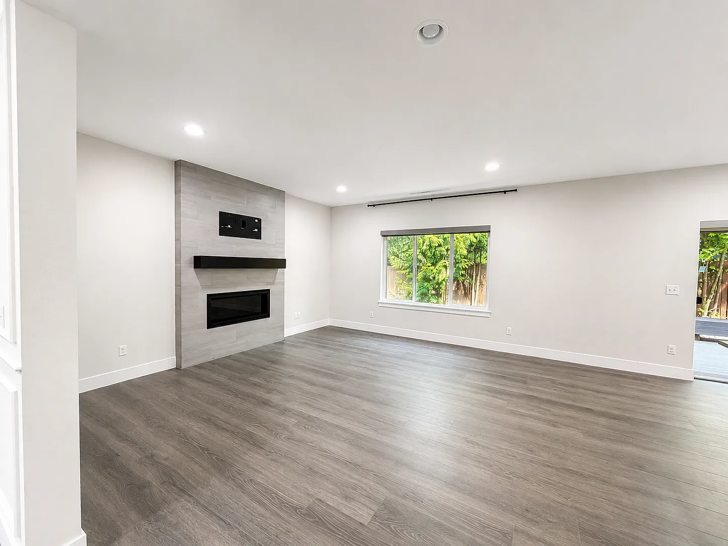 4 bed, 2.5 bath, 2400 sqft, $4,000 — Photo 4
