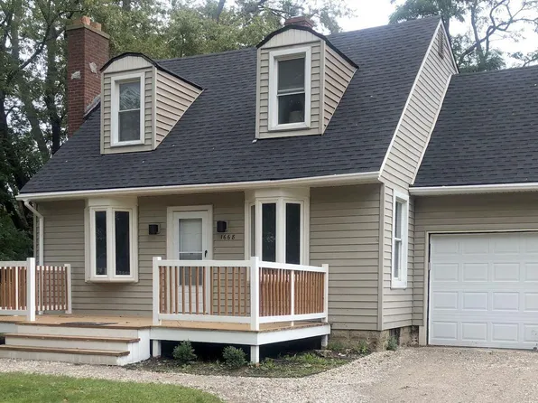 1668 Valley Dr, Highland, MI 48356