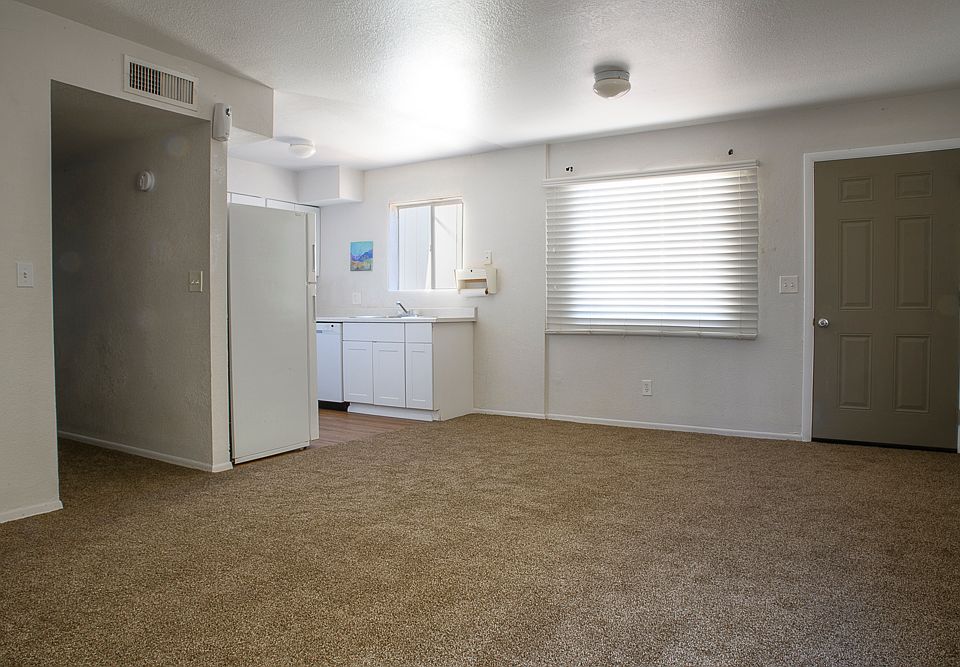 living/dining area off the kitchen