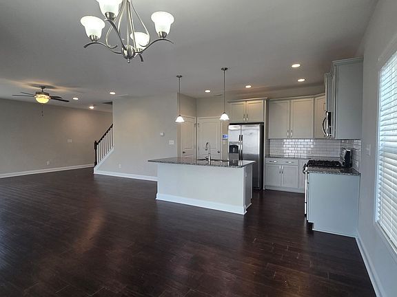4th image of 5317 Debut Ave