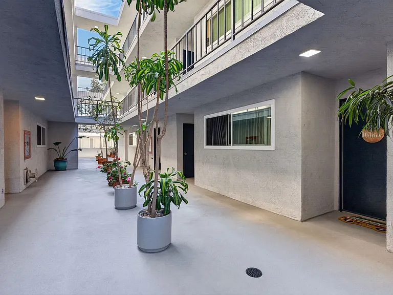 425 Coronado Ave — Photo 8