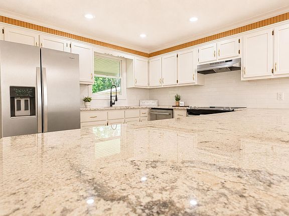 5th image of 70 Dustin Ln