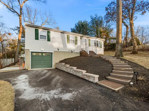 13 Chestnut Street, Nesconset, NY 11767