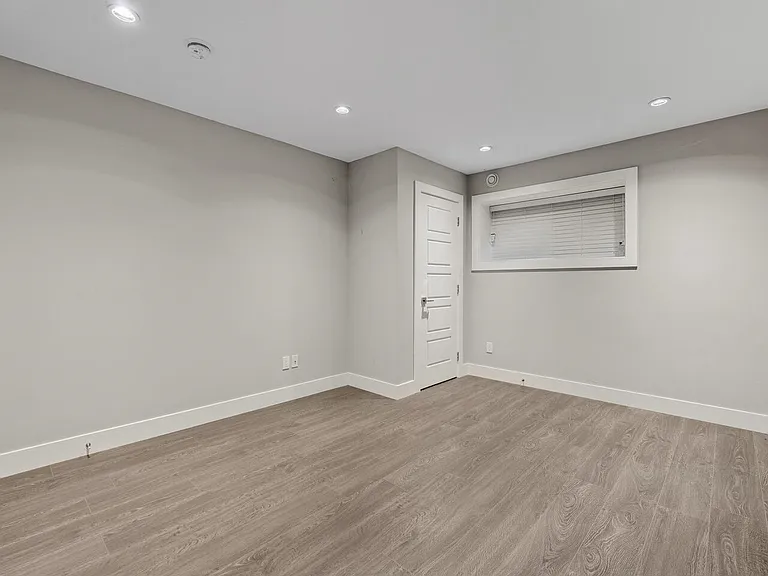6739 Humphries Ave #BASEMENT — Photo 8