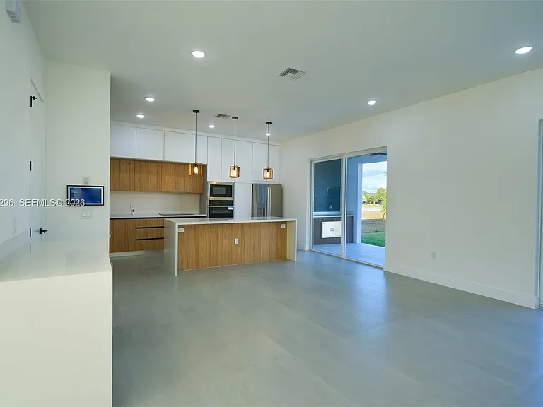 5 SW 26th Pl — Photo 11