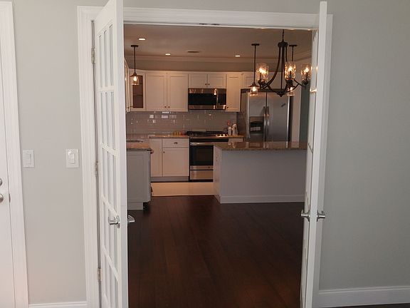 4th image of 28 Westport Dr