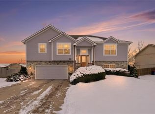 15603 Cedar St, Basehor, KS 66007