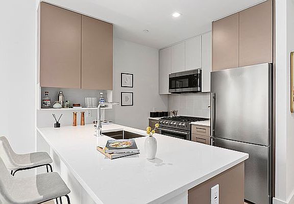 5th image of 92-27 160th St #21808