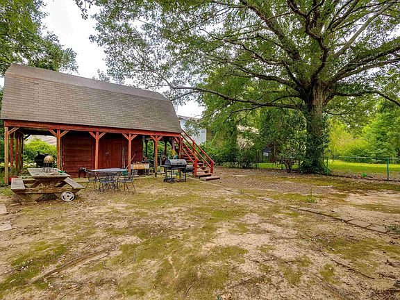 4th image of 910 Larche Ln