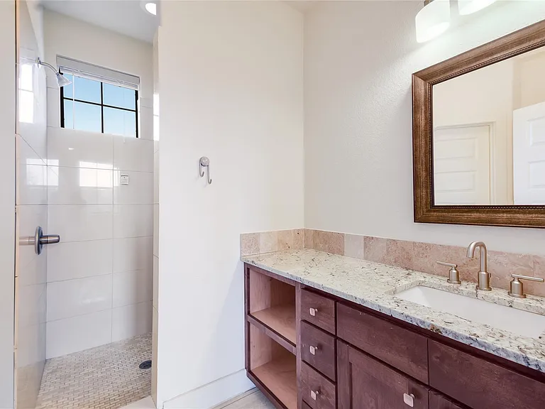 18400 Lakepoint Cv — Photo 28