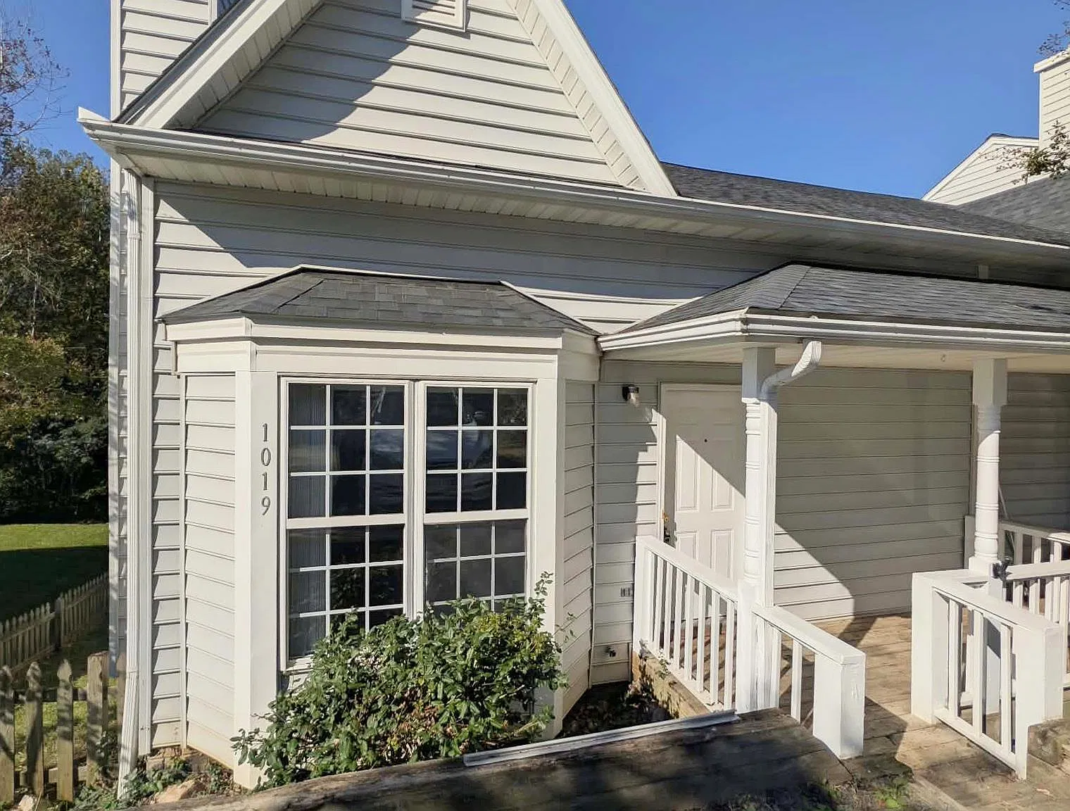 3 bed, 2.0 bath, 1312 sqft, $2,100 — Photo 1