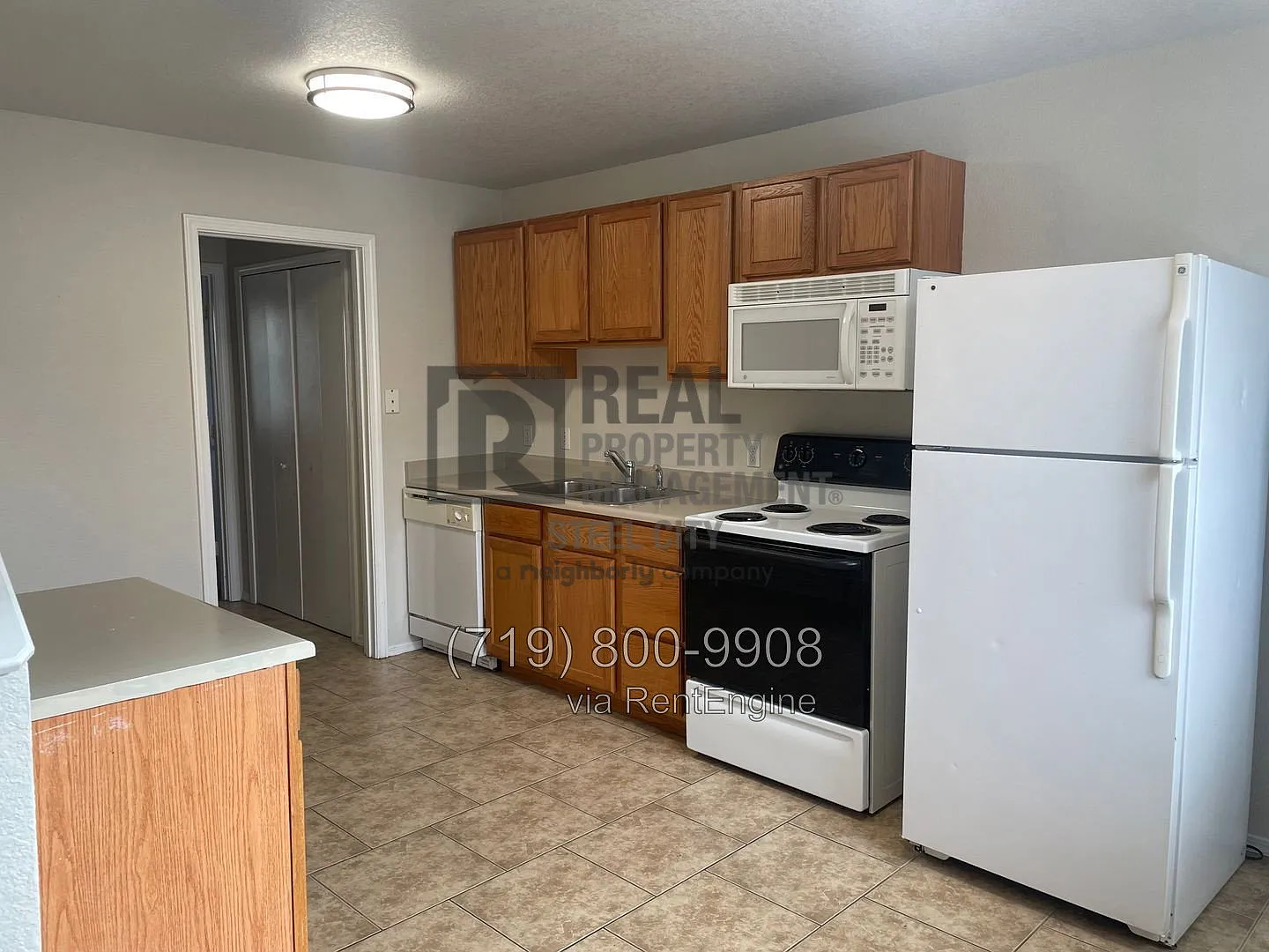 2 bed, 1.5 bath, 896 sqft, $950 — Photo 2
