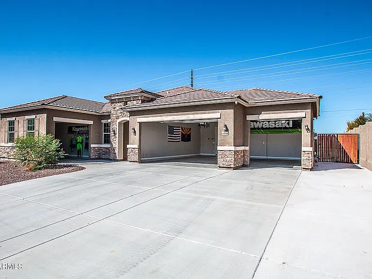 4 bed, 2.5 bath, 2218 sqft, $2,850 — Photo 2