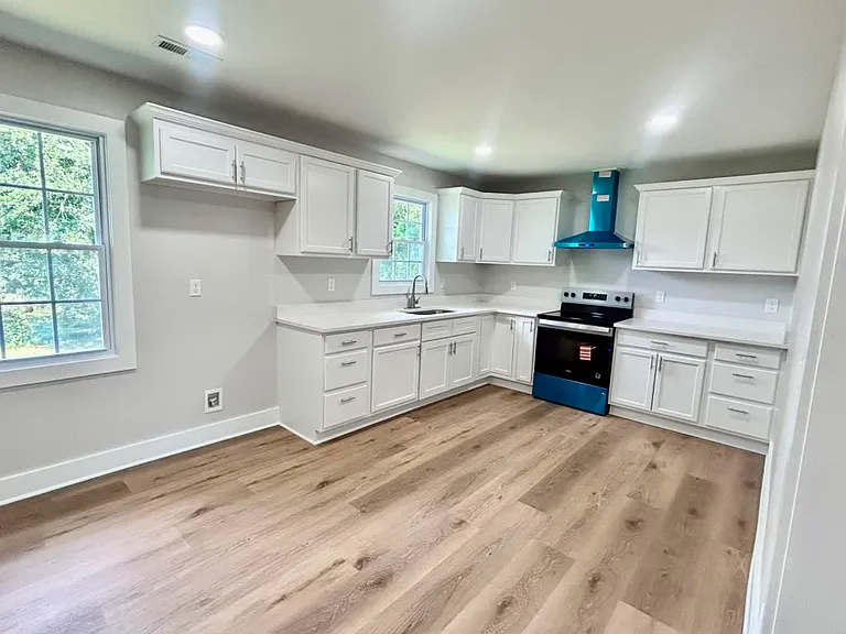 201 Hollywood Dr — Photo 5