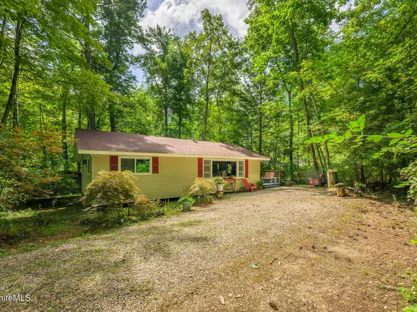 2 Woods Rd, Stockbridge, MA 01262