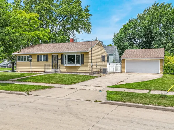 690 W 5th Ave, Oshkosh, WI 54902