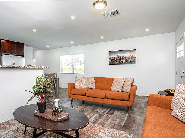 423 E Stuart Ave — Photo 9