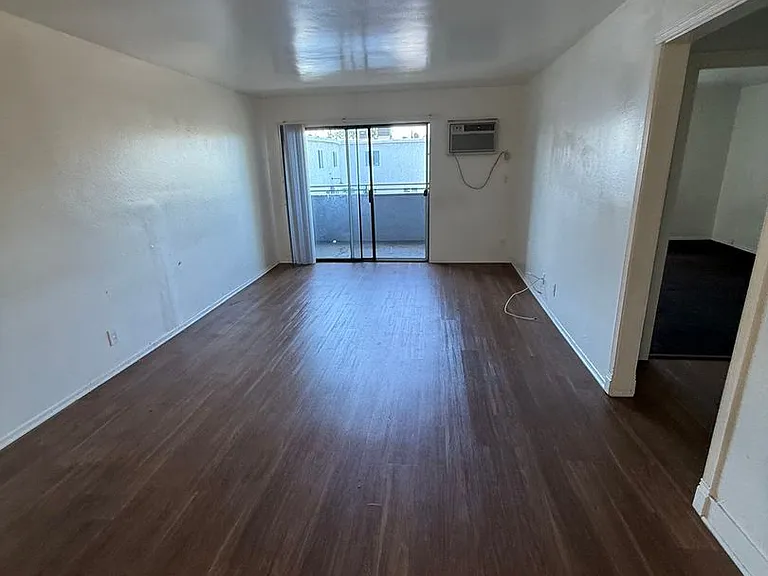 6726 WOODLEY — Photo 1