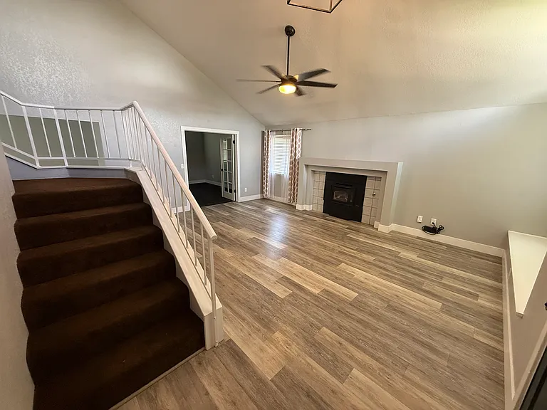 907 Elm St — Photo 9