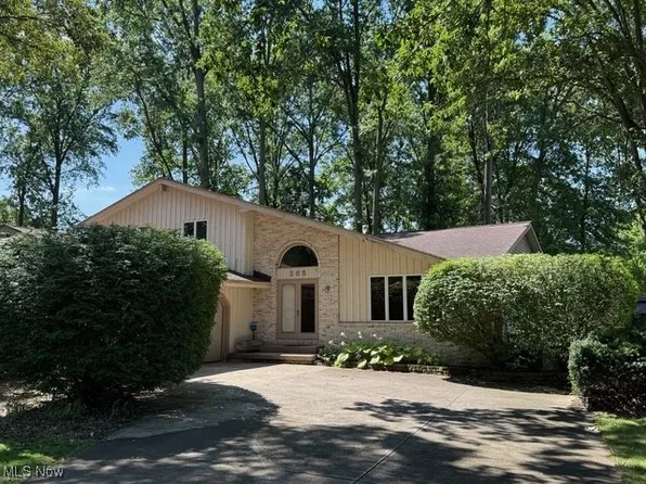 265 Old Oak Dr, Cortland, OH 44410