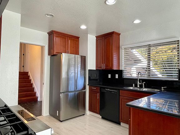 4th image of 961 Park Pacifica Ave