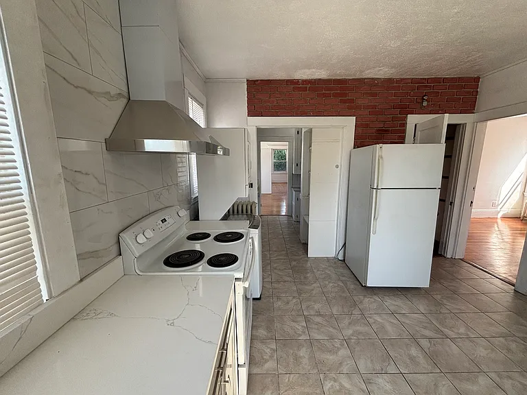418 Essex St #2 — Photo 3