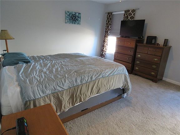 3rd image of 27 Goldenhill Ln