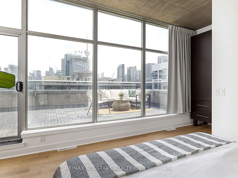 60 Bathurst St #Penthouse 1011 — Photo 24