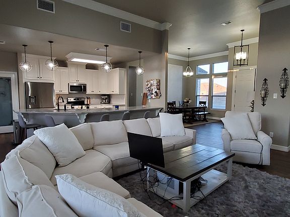 Open concept living/kitchen