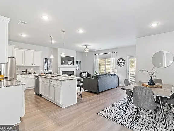 4 bed, 2.5 bath, 1817 sqft, $2,399 — Photo 4