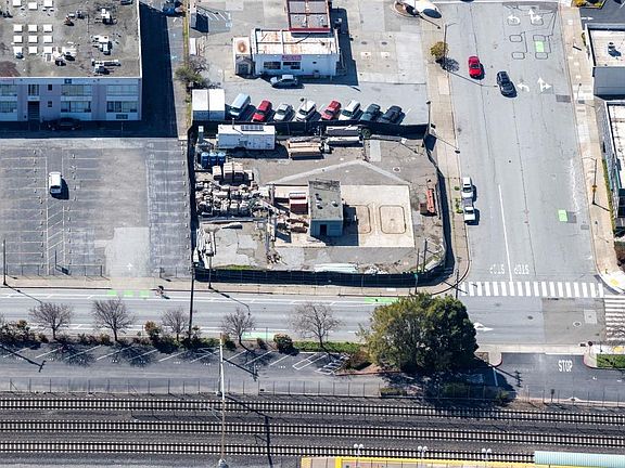 3rd image of 1875 California Dr