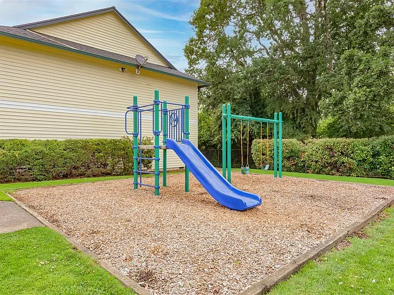 Harmony Court Apartments — Photo 16
