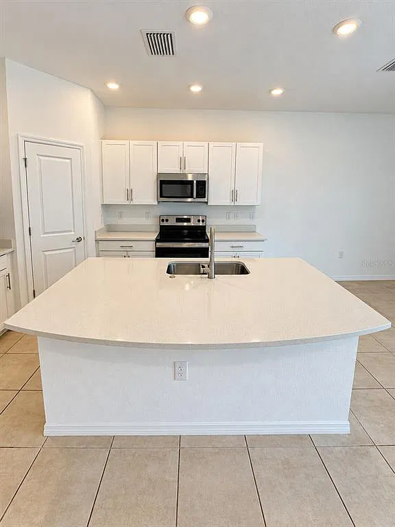 3 bed, 2.5 bath, 1373 sqft, $2,300 — Photo 2