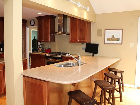 4th image of 120 Spottswood Ln