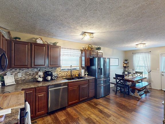 5th image of 610 Preston Dr