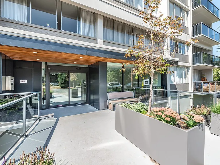 350 Douglas St — Photo 48