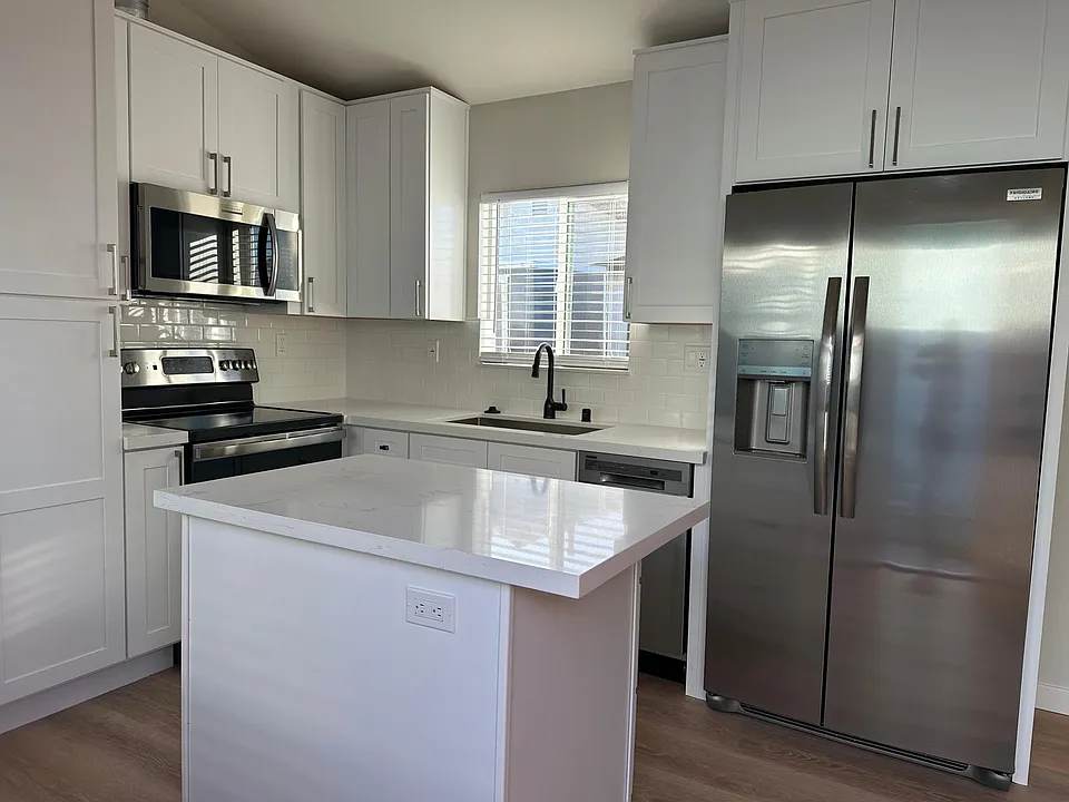 Light and bright kitchen, all the amenities you need. Workspace on the island too!