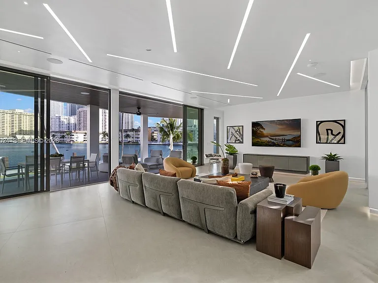 501 Palm Dr — Photo 17