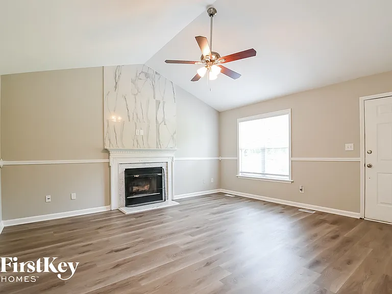 105 Amber Ln — Photo 3