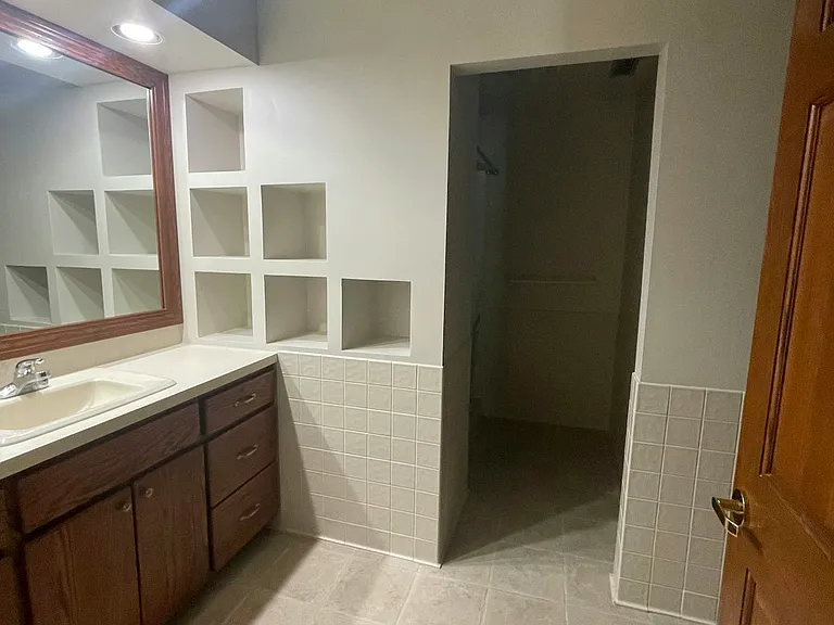 4390 N River Rd — Photo 23
