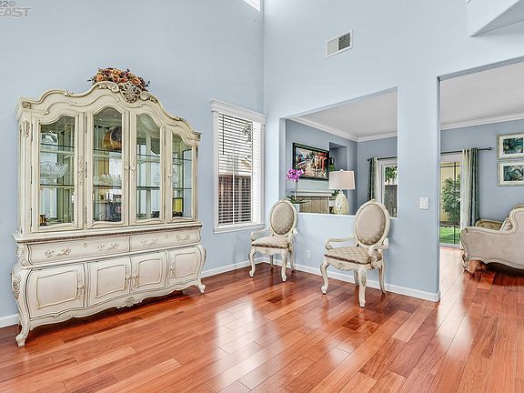 5th image of 1932 Wayne Cir