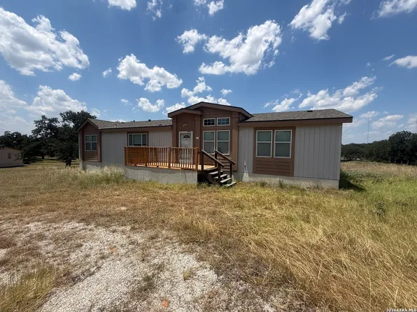 313 EAGLE RIDGE DR, Floresville, TX 78114