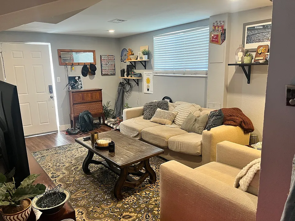 Living room (w/ furniture)