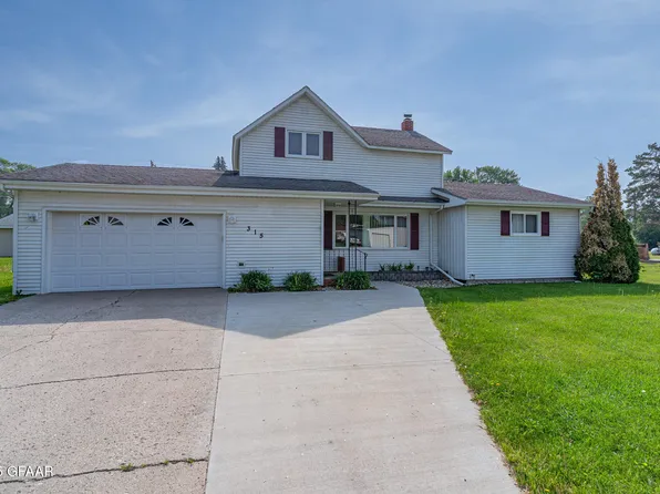 315 Clark Ave, Larimore, ND 58251
