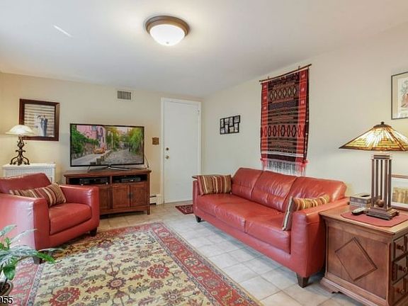 4th image of 72 Woodland Ave