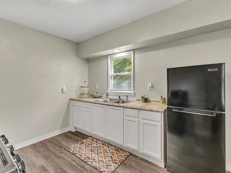 944 Walnut St #1 — Photo 7