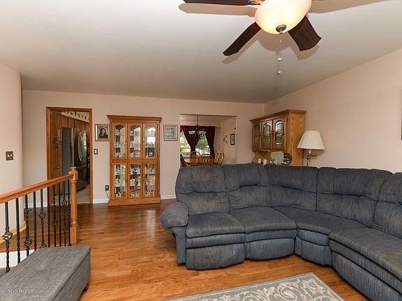4th image of 28 Oak Leaf Ln